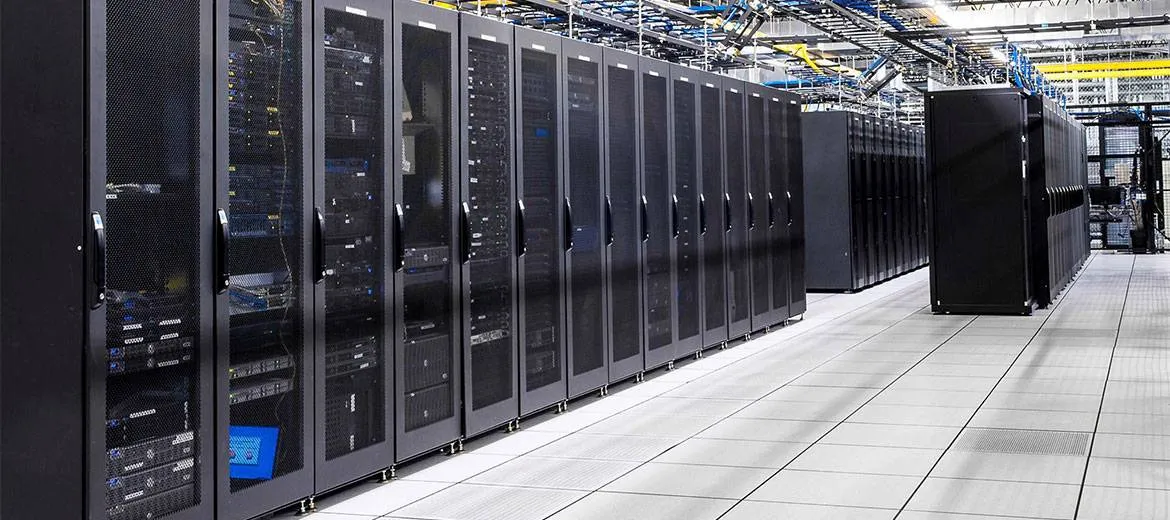 แถวแร็คเซิร์ฟเวอร์ใน Data Center พร้อมไฟสีฟ้า